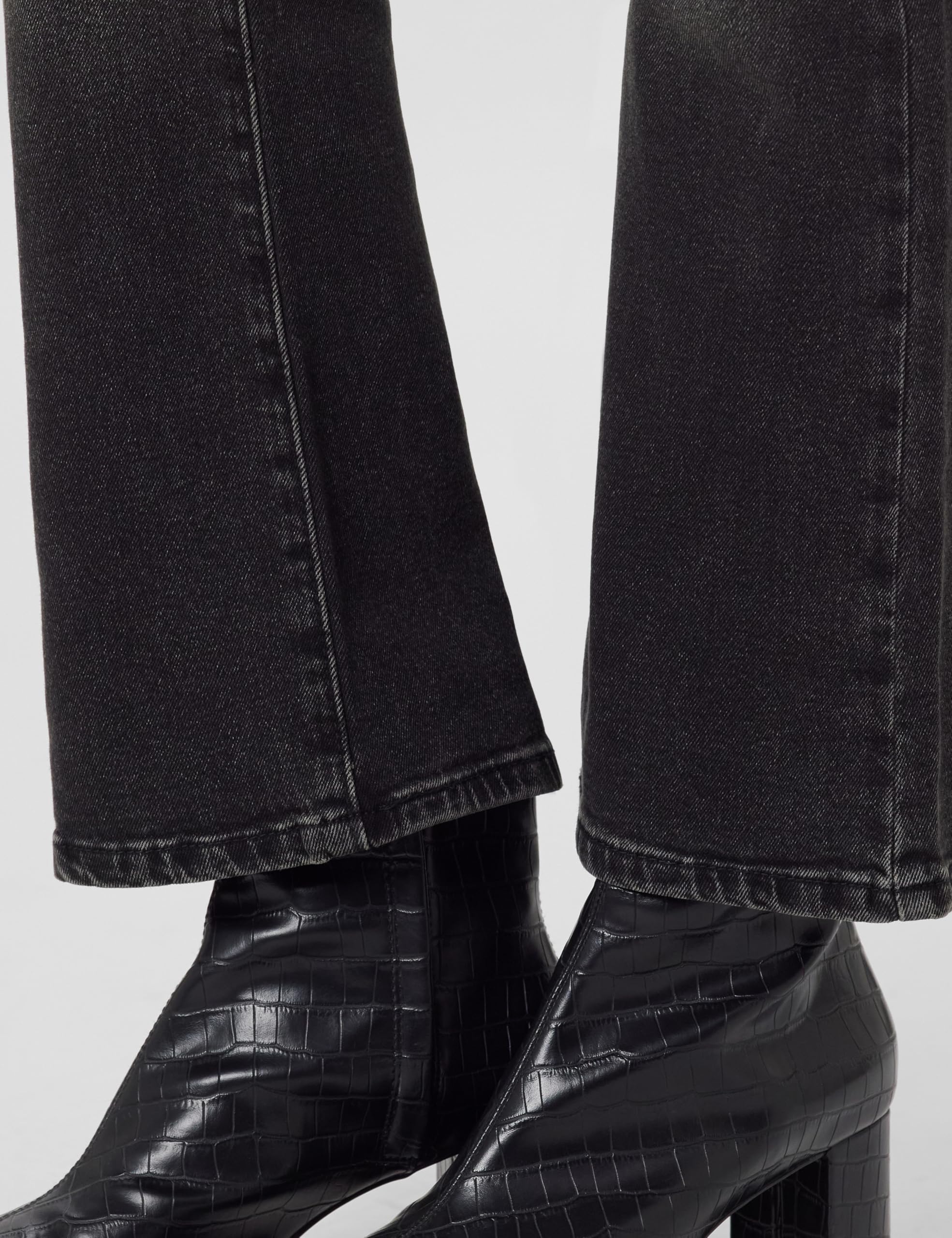 Levi's Women's Fitted Ankle (001UG-0008_Black - Image 2